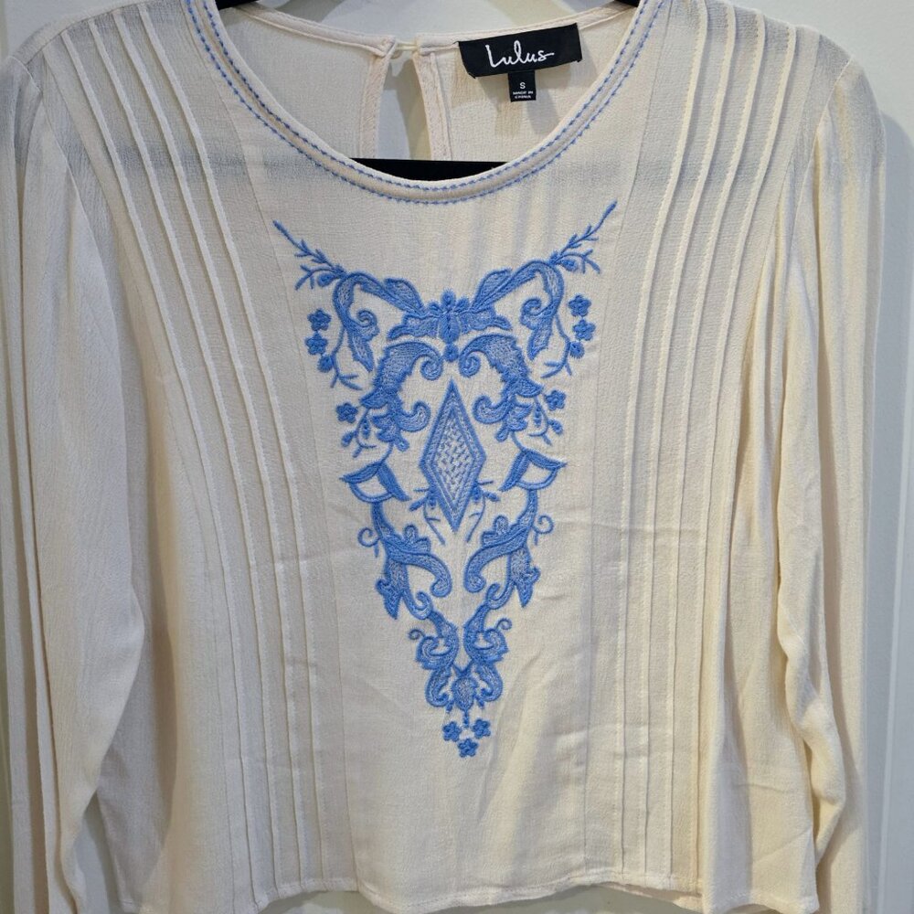 LULU’S ✦ Cream Embroidered Bell Sleeve Blouse ✦ Blue Detail Rayon Top S - Picture 9 of 12